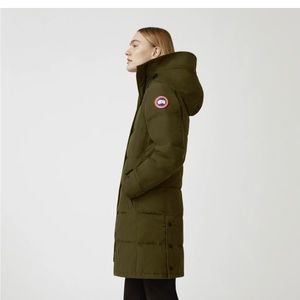 Size SMALL Canada goose Shelburne Parka in Military green